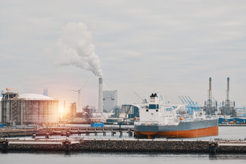Obraz premium Air Pollution Smoke From The Plant Factory In The Port 