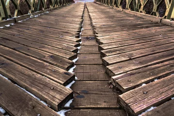 Foto op Plexiglas wooden bridge in the forest © IOANNIS