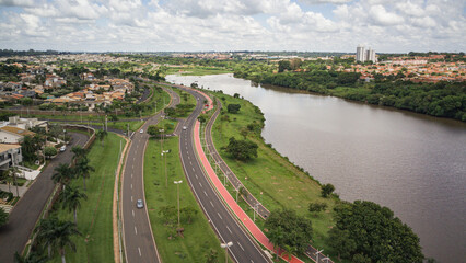 Aerial view of Represa 3 in São José do Rio Preto with the avenue, bike path, and walking trail. Natural beauty and outdoor activities highlighted