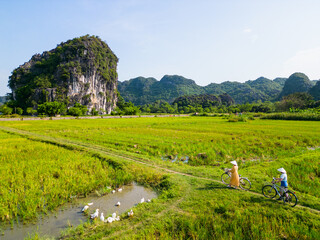 Couple enjoying vietnamese countryside - 744184548