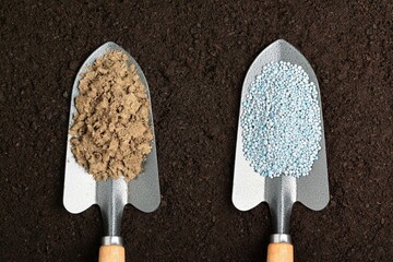 The picture represents difference between Fertilizers and Manures - 744203164