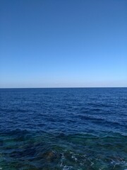 Obraz premium Vertical of blue waves of the sea