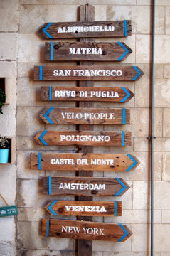 Segnali di indicazioni e direzioni stradali in legno. Bari, Italia