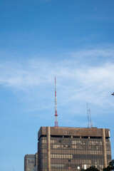 Fototapeta na wymiar céu azul da cidade com prédios 