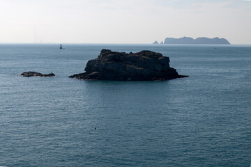 Fototapeta na wymiar Seascape with rocks and horizon on a sunny day