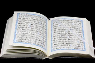 Obraz premium The Holy Quran open pages written in Arabic languag