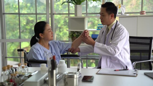 Doctors are currently examining and treating the patient and providing advice on arm muscle pain. in order to return to normal use