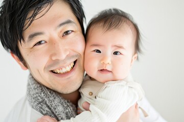 赤ちゃんと笑顔のお父さん（日本人男性・新生児・出産・パパ）