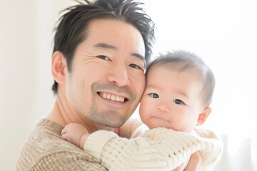 赤ちゃんと笑顔のお父さん（日本人男性・新生児・出産・パパ）