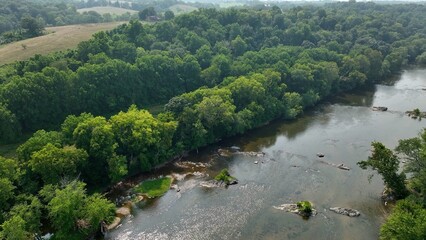 Obraz premium Potomac river gently flowing in peaceful countryside in Maryland, Virginia state line