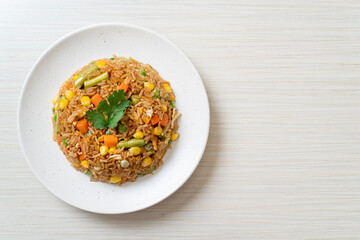  fried rice with green peas, carrot and corn