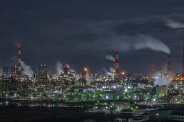 Naklejka premium 日本の岡山県倉敷市の水島コンビナートの美しい工場夜景