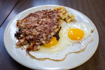 Corned beef hash with fried eggs - obrazy, fototapety, plakaty