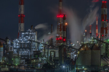 Fototapeta premium 日本の岡山県倉敷市の水島コンビナートの美しい工場夜景