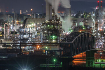 日本の岡山県倉敷市の水島コンビナートの美しい工場夜景