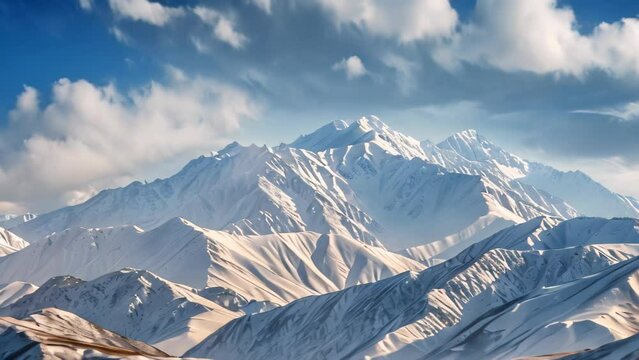 pemandangan indah pegunungan berselimut salju di langit. 4k video