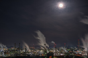 Naklejka na ściany i meble 日本の岡山県倉敷市の水島コンビナートの美しい工場夜景