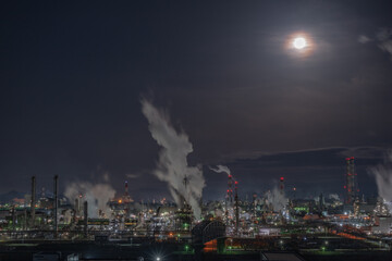 Naklejka na ściany i meble 日本の岡山県倉敷市の水島コンビナートの美しい工場夜景