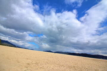 広がる雲と白い砂浜