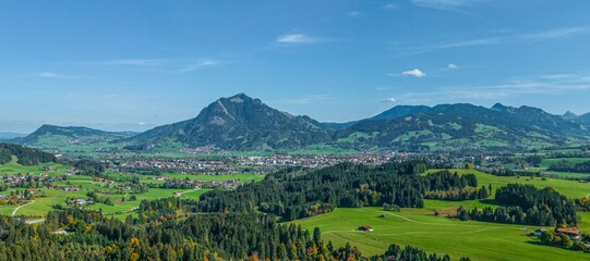 Panoramablick ins herbstliche Illertal im Oberallgäu auf Sonthofen und den markanten Grünten