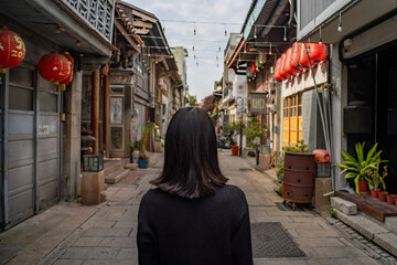 台湾の都市、台南の神農街にたたずむ女性の後ろ姿