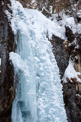 北海道遠軽町、厳冬期に巨大な氷柱となる山彦の滝（氷瀑）【1月】