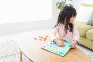 家で楽しく遊ぶ女の子