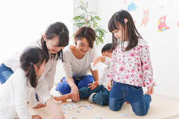 英語教室でカルタをする子どもたち