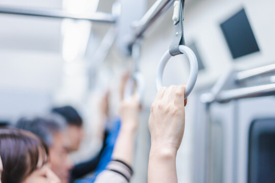 満員電車に乗る乗客たち