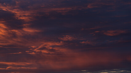 Obraz premium Dramatic sunset with vibrant clouds lit by a sun