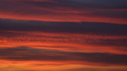 Obraz premium Dramatic sunset with vibrant clouds lit by a sun