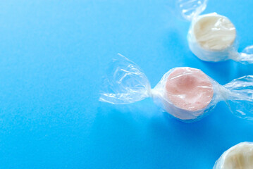 青い背景に置かれた3つのラムネ菓子