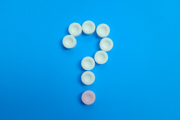 お菓子なハテナ　青い背景のクエスチョンマーク