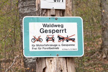 Verkehrszeichen an einem Waldweg