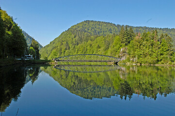 Fototapeta na wymiar Eisenbrücke über den Doubs bei Biaufond, Jura, Schweiz