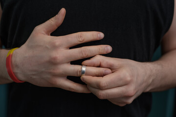 Srebrna obrączka na palcu serdecznym noszona na znak miłości  - obrazy, fototapety, plakaty