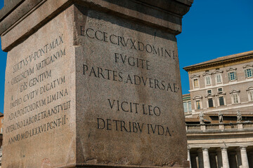 Basis des ägyptischen Obelisks mit Inschrift, Petersplatz, Rom