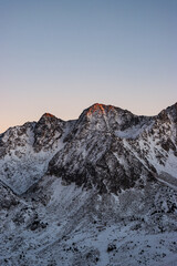 Montañas atardecer