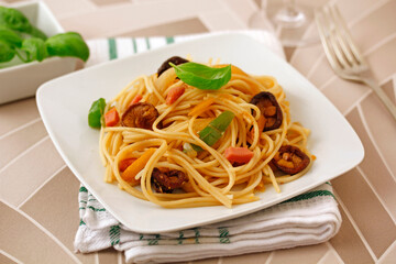 Spaghetti with turkey meat and chinese mushrooms.