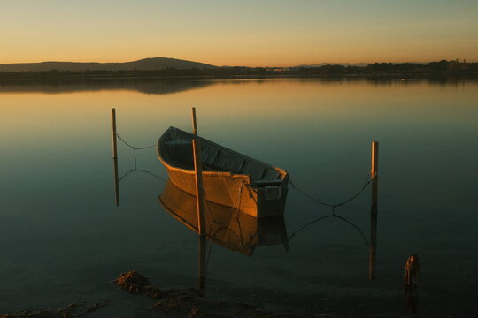 Barque de p&ecirc;cheur au coucher de soleil sur l'Etang de l'Arnel &agrave; Villeneuve-l&egrave;s-Maguelone, pr&egrave;s de La Camargue, Sud de la France, H&eacute;rault, Montpellier