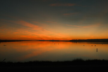 Coucher de soleil sur l'Etang de l'Arnel à Villeneuve-lès-Maguelone, près de La Camargue, Sud de...