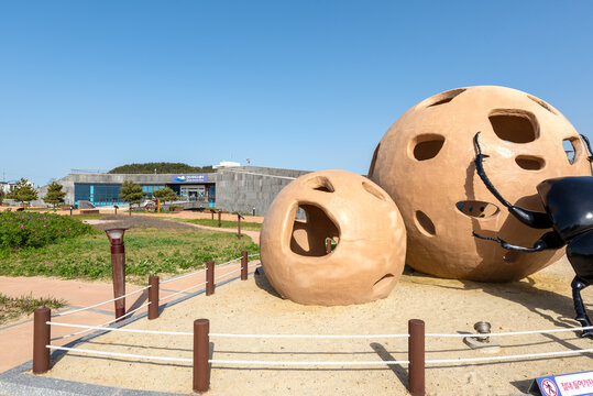 2020. 5. 13. 대한민국 충청남도 태안군에서 촬영, 신두리사구센터 건물과 상징 조형물, 신두리해안사구에 위치-Sinduri Sand Dune Center Building and Symbolic Sculpture at Sinduri Coastal Dunes, Taean, South Korea