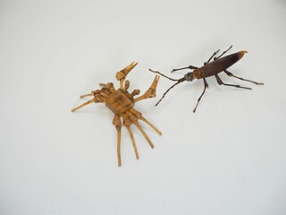 竹で作ったカニとカミキリムシ