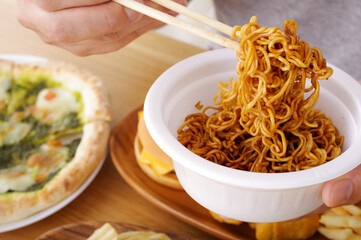 カップ焼きそばを食べる男性