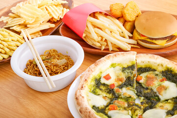 たくさんの不健康なジャンクフード