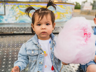 ni&ntilde;a comiendo azucar en las ferias