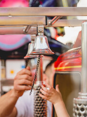 campana feria con manos de niños
