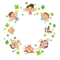 四つ葉のクローバーを見上げる三世代家族