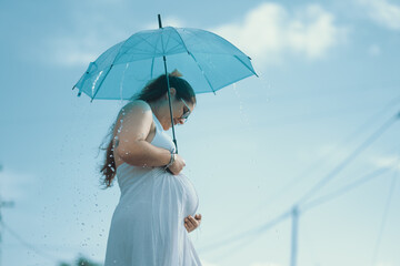 Mujer embarazada sostiene su panza
