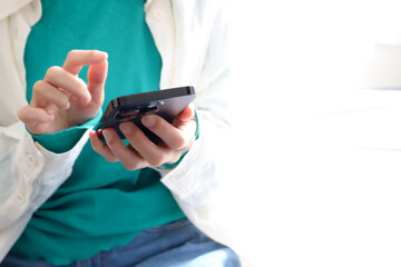 スマホを使う女性の手元